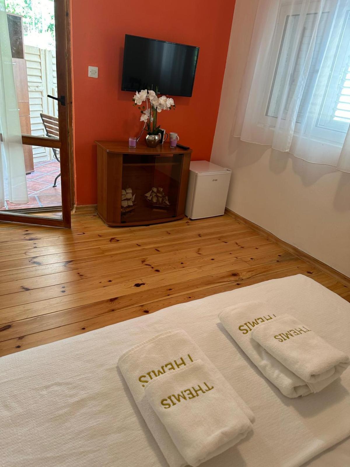 Themis Apart Hotel Kotor Buitenkant foto